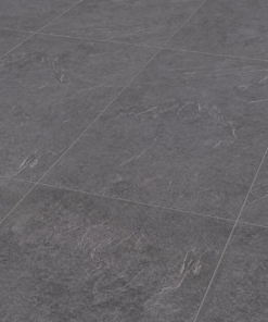 Detail van Rome Mustang Slate 8475 met leisteenstructuur en grijze groeven