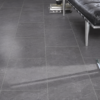 Rome Mustang Slate 8475 antraciet tegellaminaat met grijze groeven in een moderne woonkamer