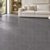 Rome Mustang Slate 8475 met grijze groeven in een lichte woonkamer met een crèmekleurige bank