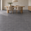 Rome Mustang Slate 8475 met grijze groeven in een eetkamer met eiken tafel en beige stoelen