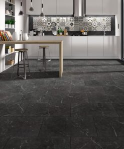 Keuken met Alsafloor Creativ Dalle 832 Marmo Noir zwarte marmerlook vloer