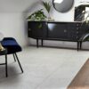 Interieur met Alsafloor Creativ Dalle Marmo witte marmerlook tegellaminaat