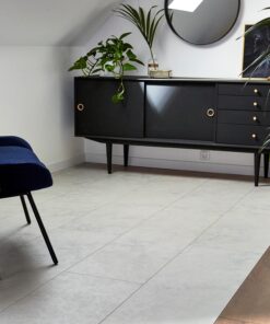 Interieur met Alsafloor Creativ Dalle Marmo witte marmerlook tegellaminaat
