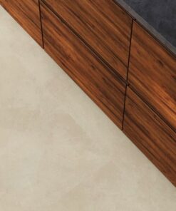 BerryAlloc Urban Beige klik PVC tegels bij een houten keuken