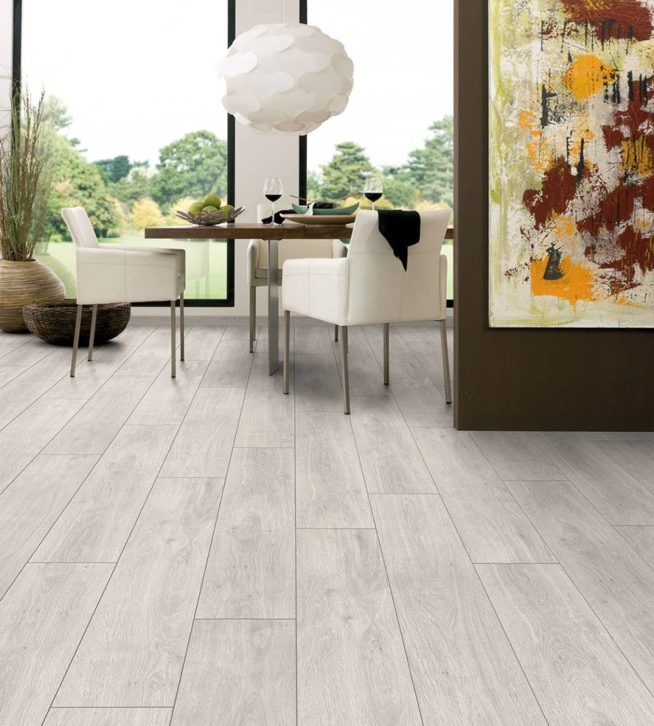 Krono Original 8461 St. Moritz eiken laminaat met V-groeven in een lichte eetkamer