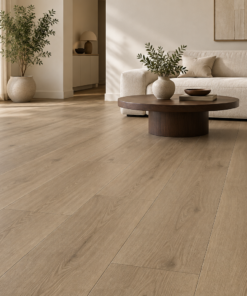 Sfeerimpressie van Magic Floors Saint Tropez eiken klik PVC in een lichte woonkamer