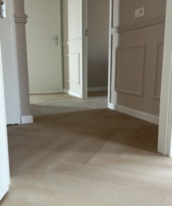 DF-01 visgraat klik PVC in een gang met zichtbare deuropeningen en vloer
