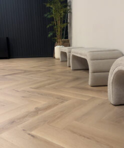 Plak PVC Visgraat Alfonsino MF in een interieur, vloer en zitmeubels in beeld