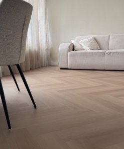 DF-06 donker beige eiken klik-PVC visgraat in een woonkamer