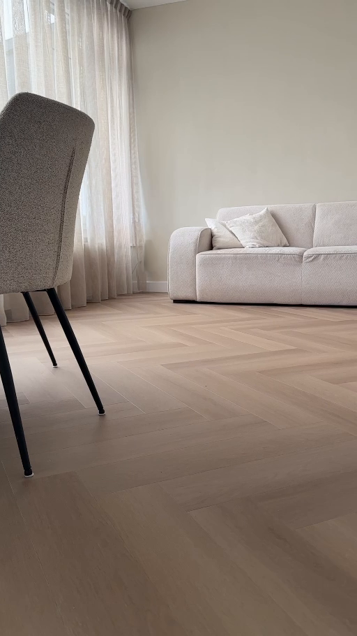DF-06 donker beige eiken klik-PVC visgraat in een woonkamer