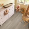 Urban Smoke Oak klik PVC met smoky houtlook – sfeerfoto