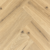 Natuurlijk eiken HS13 PVC vloer in visgraat met fijne houtnerf en donkere noesten